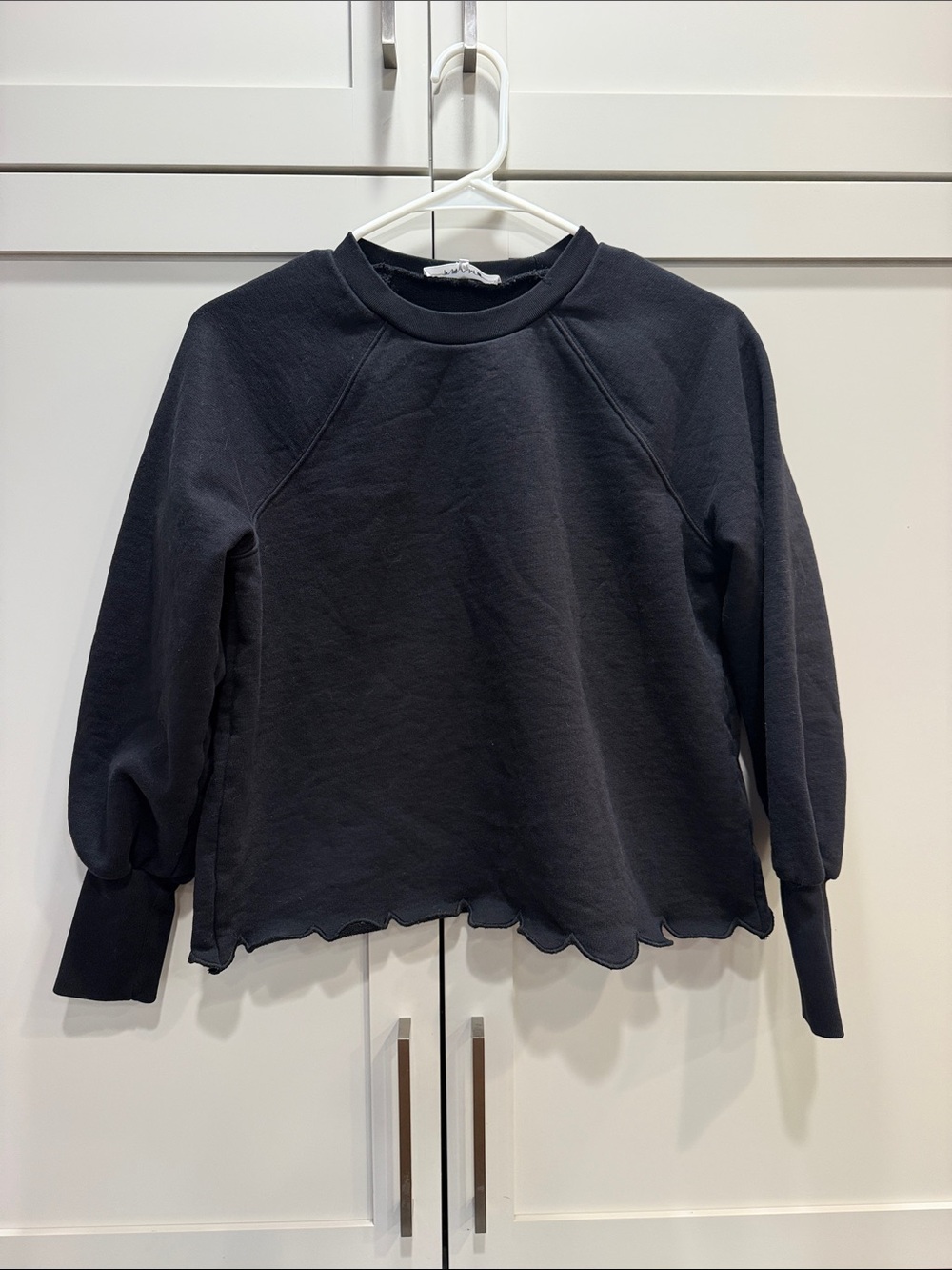 FRAME Black Scallop-Hem Sweatshirt